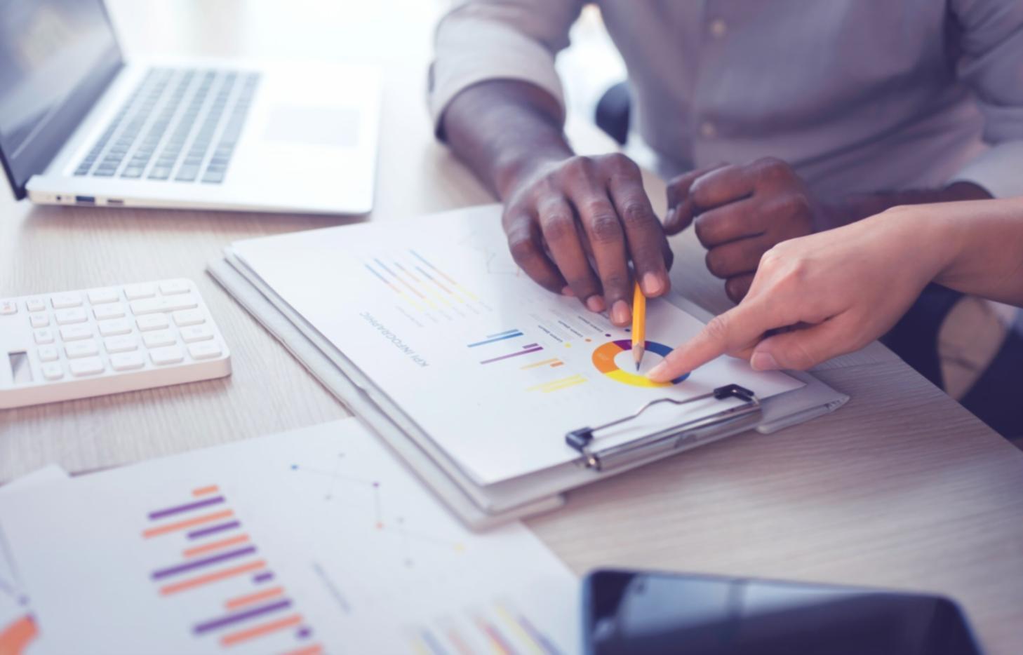 Dashboard di analisi SEO con metriche di posizionamento e traffico organico